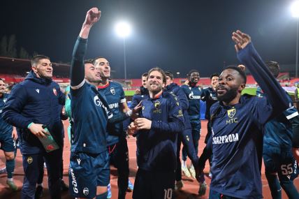 FK Crvena zvezda slavi pobedu protiv Vojvodine.